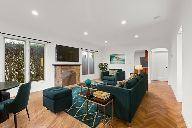 Photo - (Ellie:B) 900-902 Havenhurst Drive &amp; 8117 Willoughby Avenue Unit 902