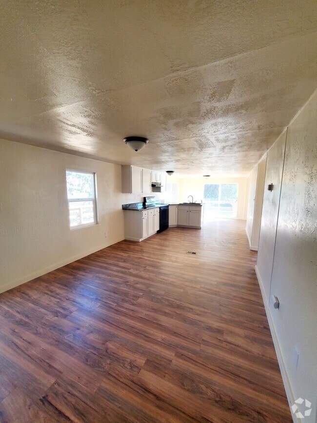 Building Photo - 3 Bedroom 2 Bath Single Family Home
