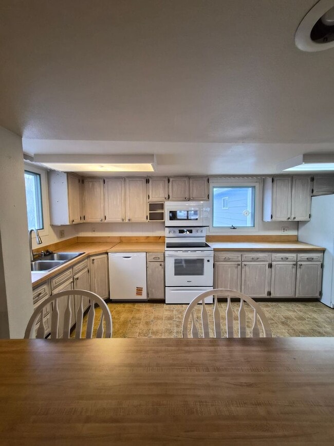 Building Photo - Bright & Charming 3-Bedroom Home in a Great Neighborhood