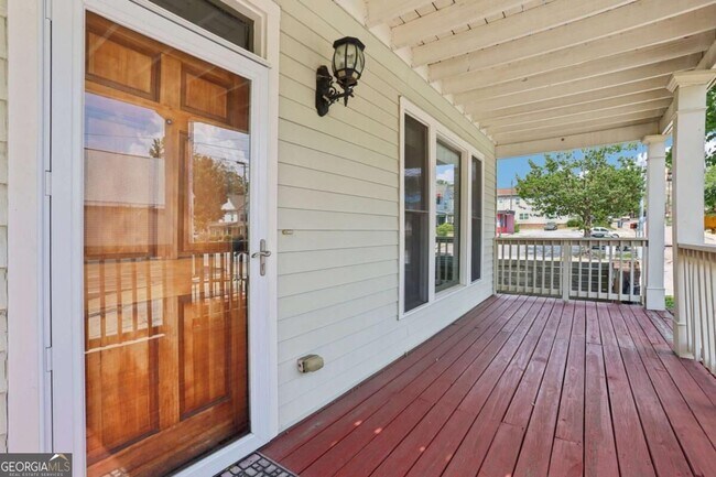 Photo - 663 Windsor St SW