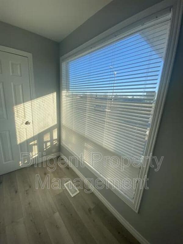 Photo - 260 Lansdowne St W