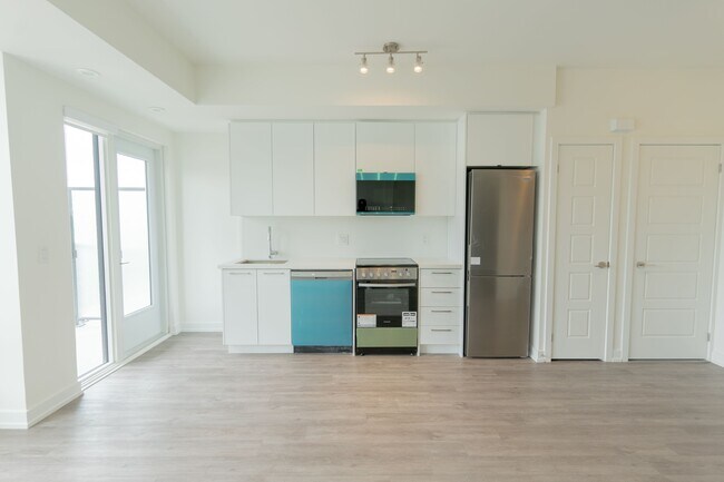 Photo - 851-851 Sheppard Ave W