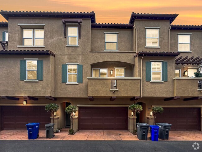 Building Photo - Beautiful 2B/2.5BA Townhouse in San Marcos!