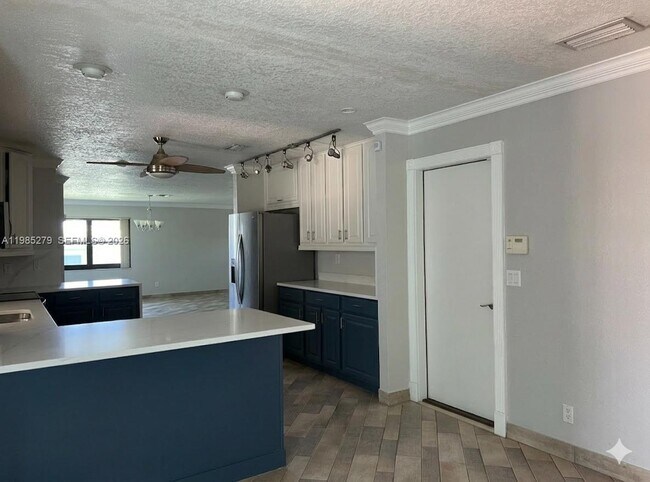 Photo - 633 NE 2nd St