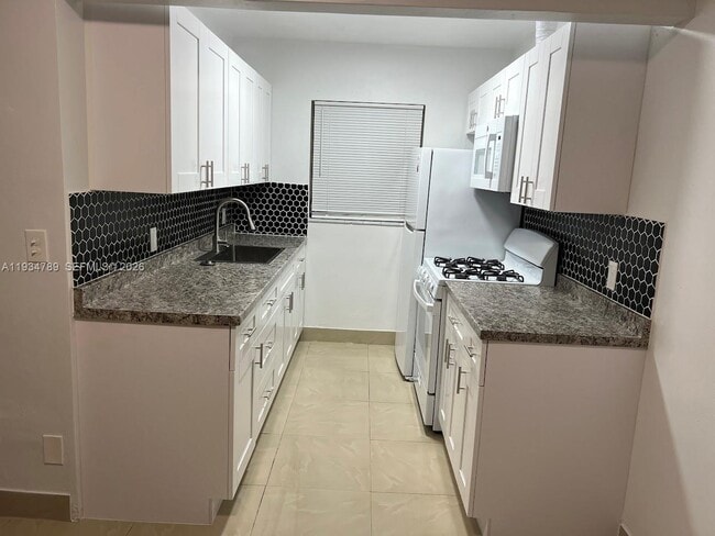 Building Photo - 2072 NE 169th St Unit 11