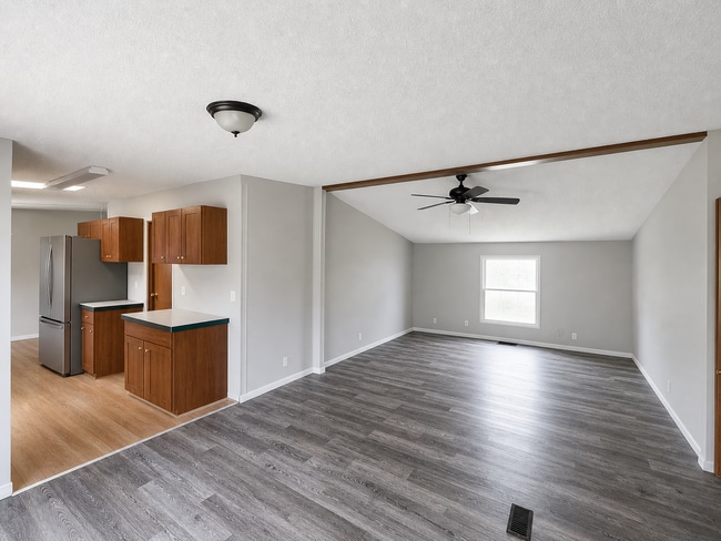 Building Photo - Huge 4 bedroom 2 bath home in a great family neighborhood.
