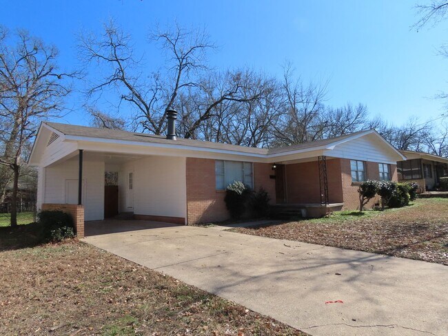 Photo - South Tyler!  Newly Remodeled Lovely 3 Bedroom, 1.5 Bath House w/Carport