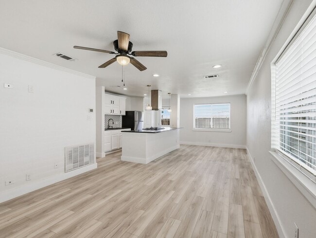 Photo - 1002 Mardi Gras Ln