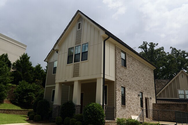 Photo - 406 Shakespeare Ln