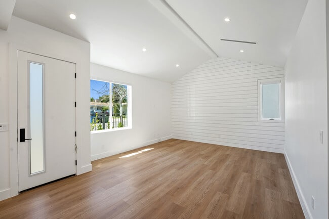 Photo - 9812 Oso Ave