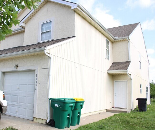 Building Photo - Duplex- Crystal Ridge Subdivision