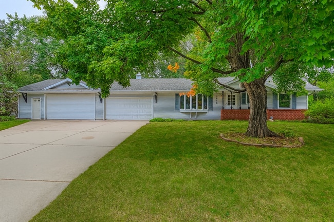 Building Photo - Rare, Must See Rambler in Cottage Grove