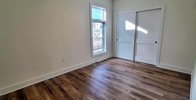 Photo - 124 St James Pl