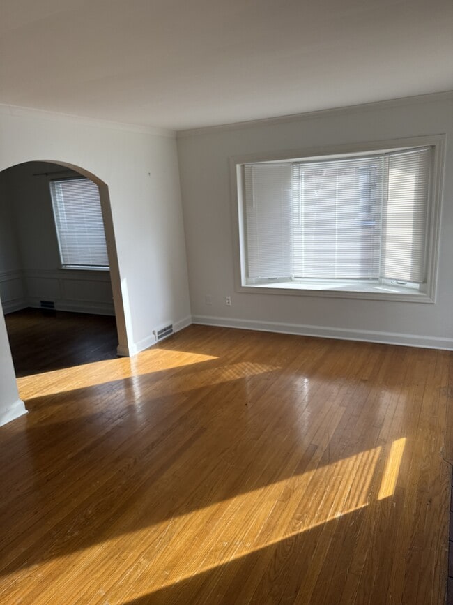 Photo - 5752 Bishop St