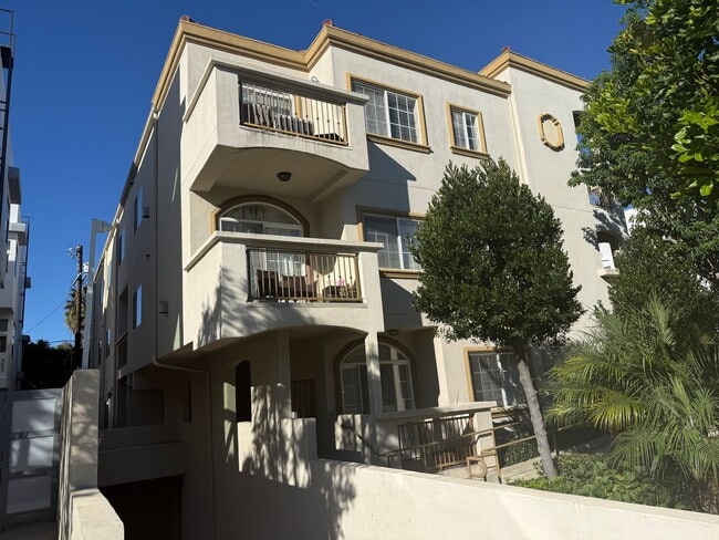 Building Photo - 2 Bedroom Condo for Rent in Sherman Oaks!
