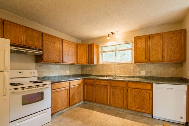 Photo - 1536 Ave C North