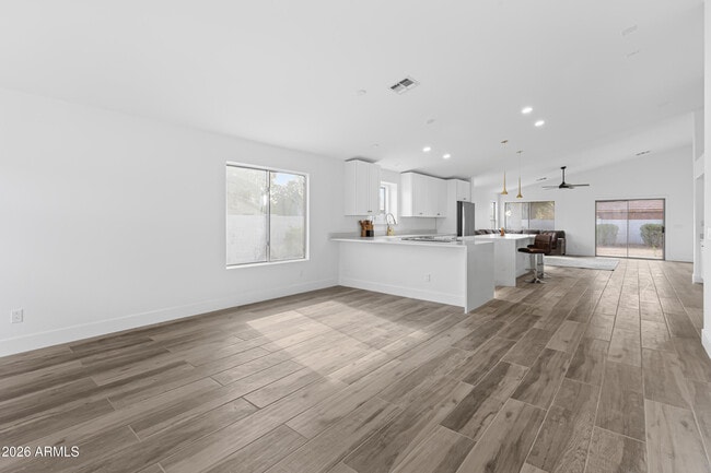 Photo - 4 N 163rd Ln