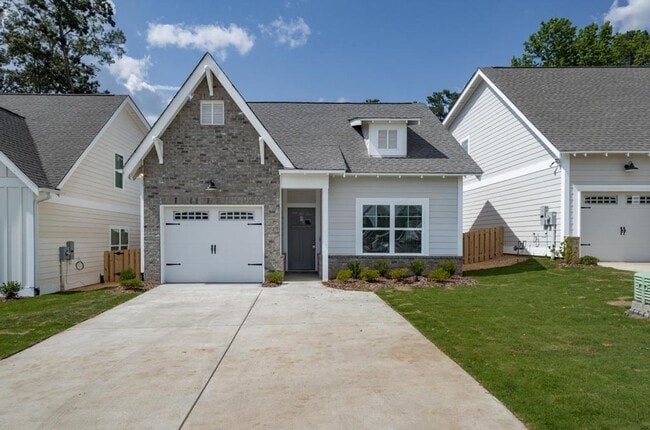 Building Photo - One Level Home with Garage and Fenced Back...