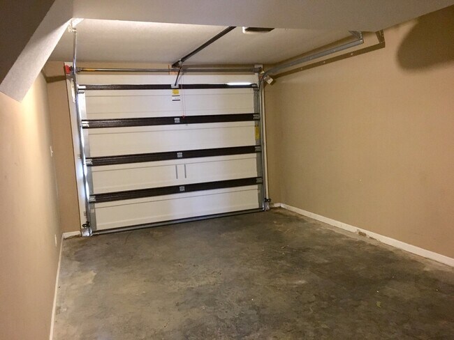 Building Photo - 1723 C THISTLEWOOD DR Clarksville, TN 37042