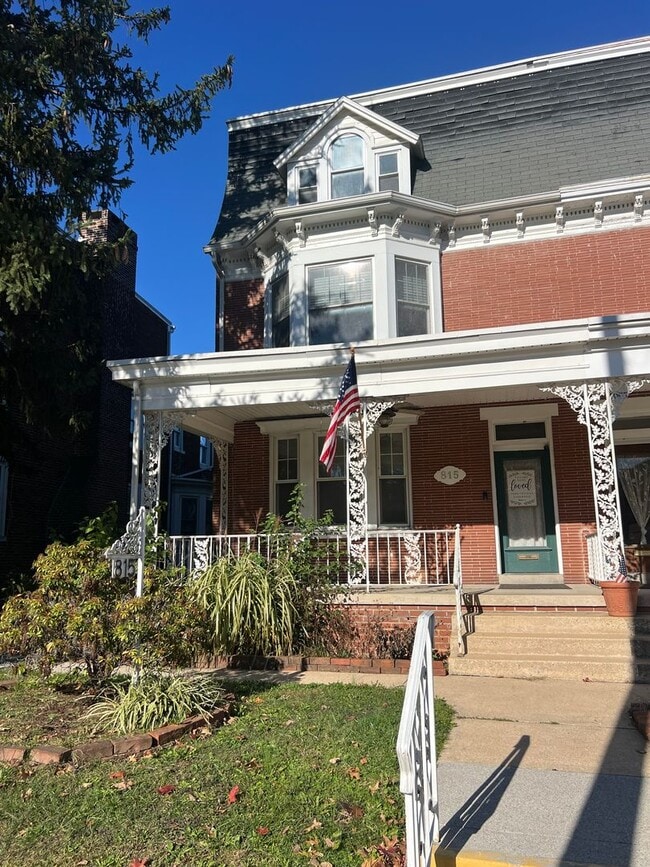 Building Photo - Absolutely BEAUTIFUL 1st fl Apartment in t...