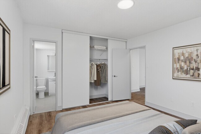 Photo - 77 Davisville