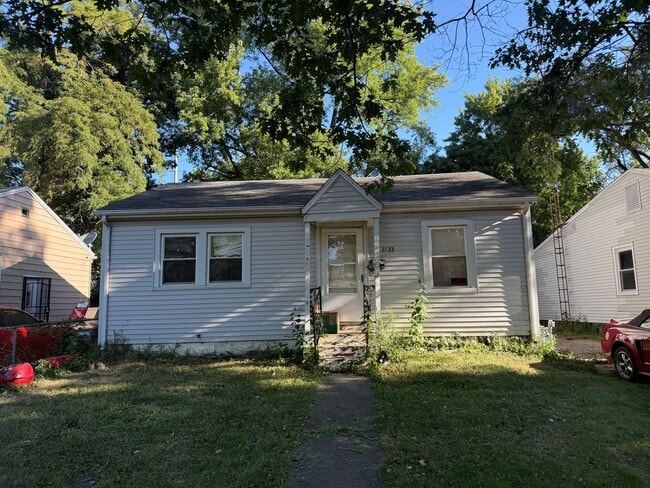 Building Photo - 2133 E Monroe St Rental