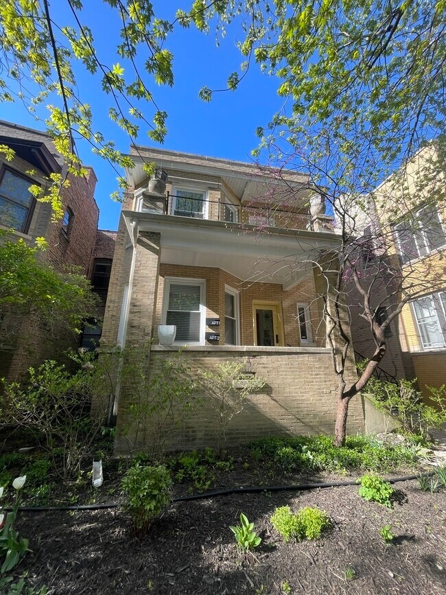 Photo - 918 W Gunnison St Condo