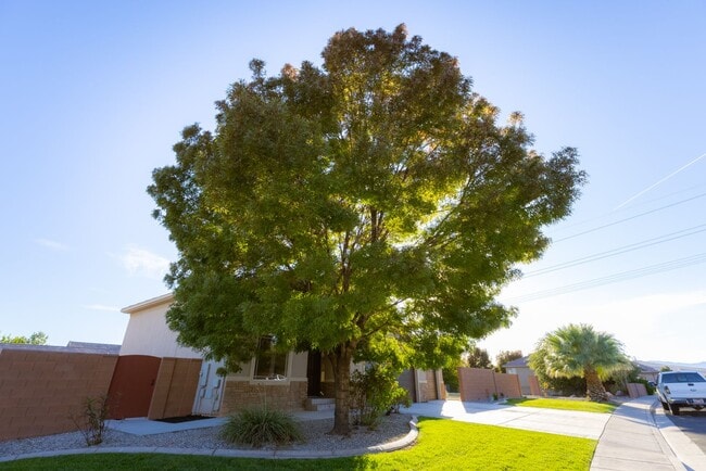 Photo - Darling home in desirable Little Valley with a PRIVATE POOL!