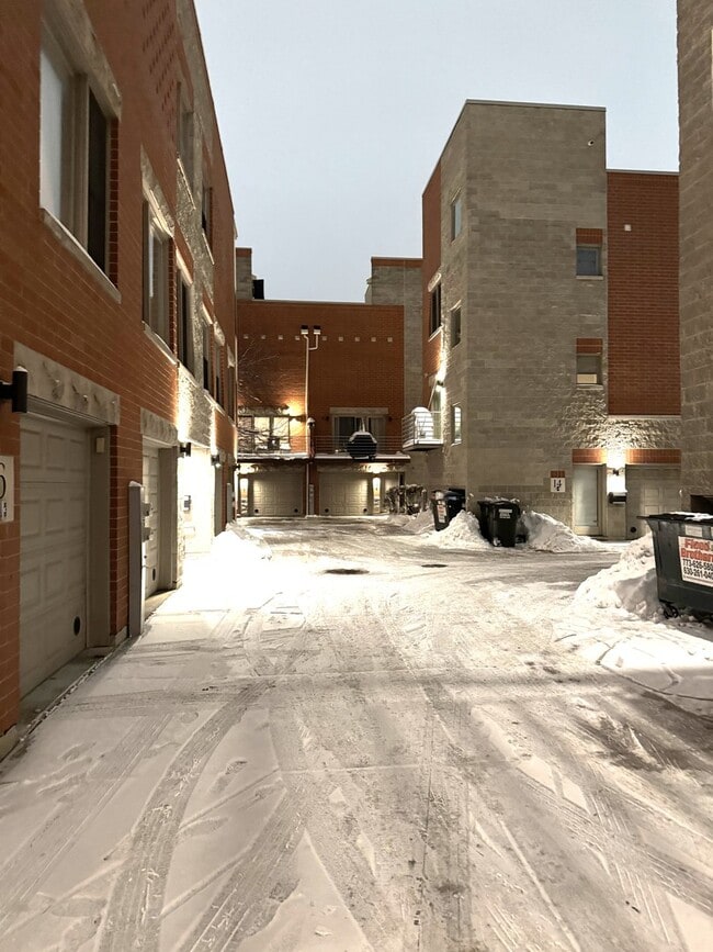 Building Photo - 860 N Elston Ave Unit 5