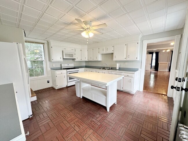 Building Photo - Beautiful 3 BR 1.5 BA Leominster SFH Rental