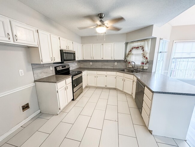 Photo - 3945 Windyke Dr