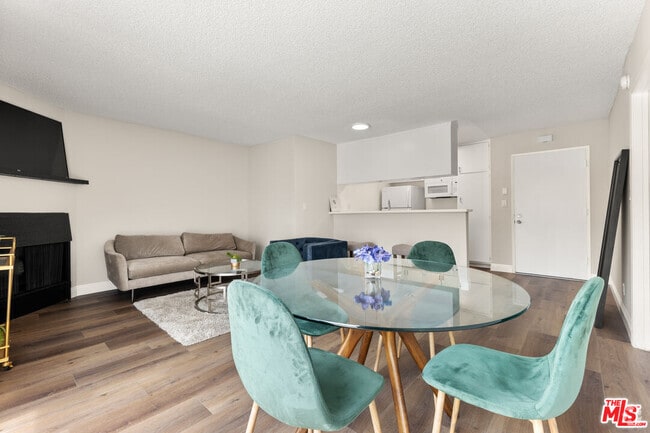 Building Photo - 257 S Manhattan Pl Unit 8 Rental