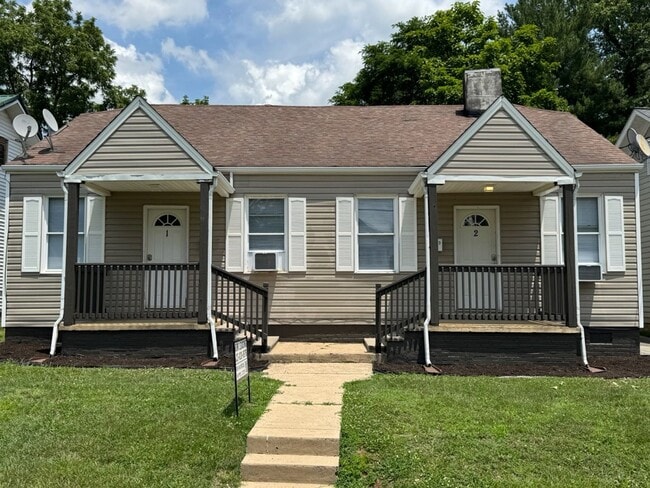 Building Photo - Charming 1BR Apartment in Bristol, TN - Cozy Living Awaits! Unit 419 Carolina Ave 2
