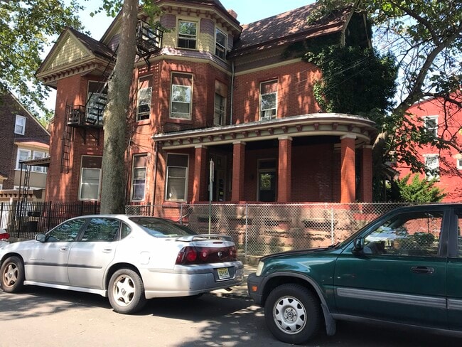 Historic - 235 S Clinton Ave Unit 3