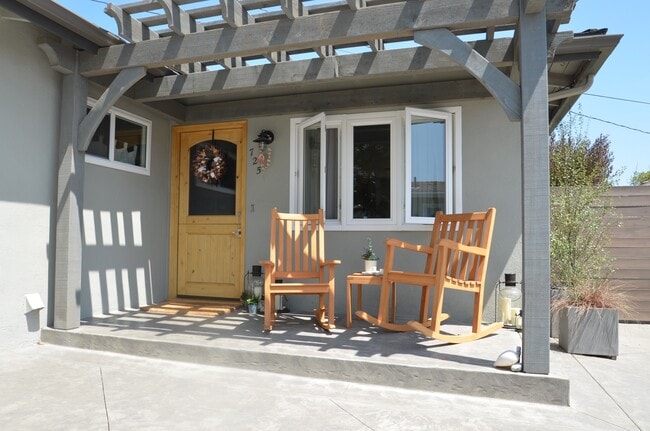 Private single family home - 725 1/2 W Pine Ave Rental
