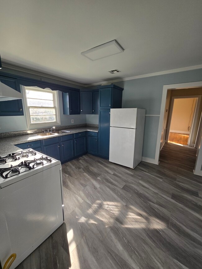 Photo - 205 W Broussard St