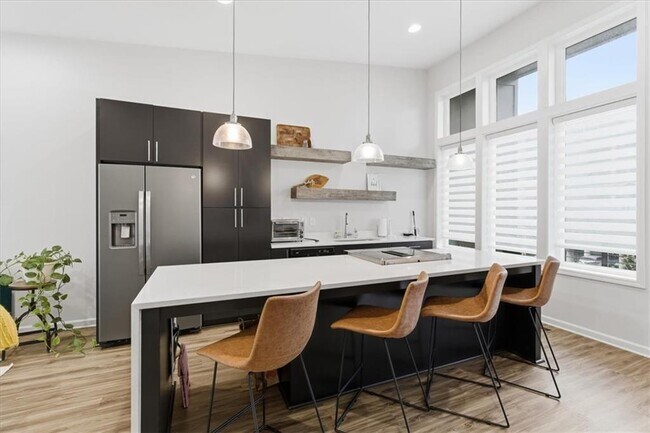 Photo - 444 Latta St NE