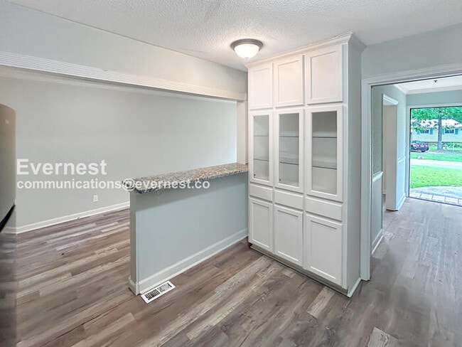 Photo - 2913 Debra Dr