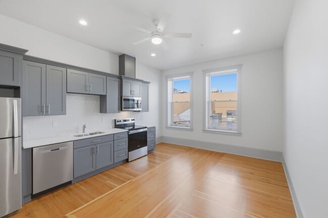 Building Photo - MOVE IN SPECIAL - NEWLY RENOVATED DOWNTOWN SALEM STUDIO Unit 455-207