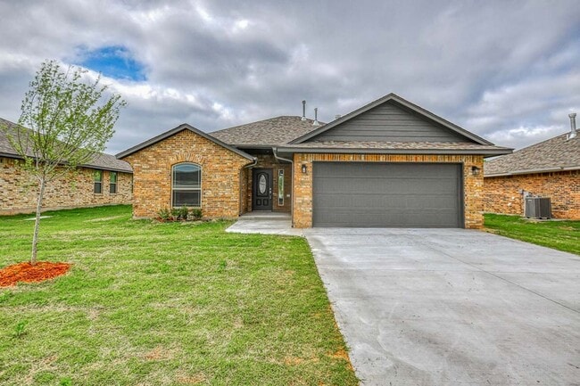 Building Photo - Newer Construction Home in Mustang!