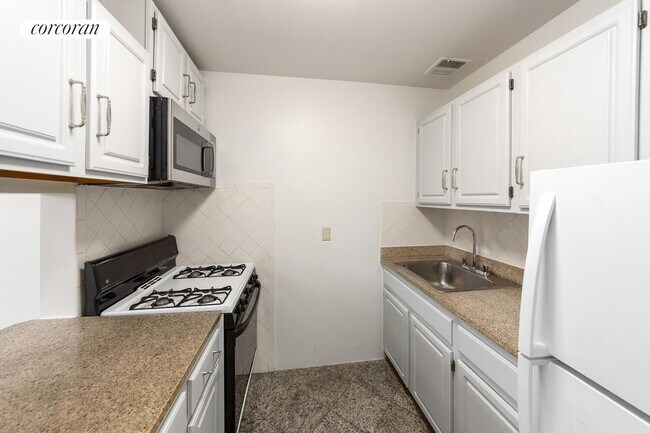 Photo - 2072 5th Ave