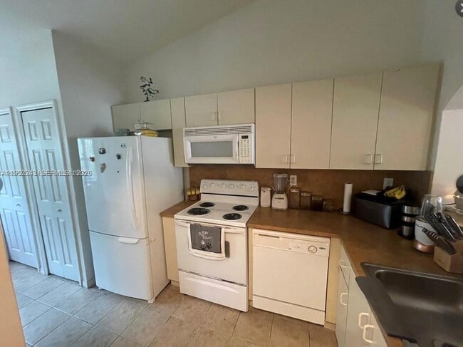 Photo - 1270 SE 31st Ct Unidad 205-35