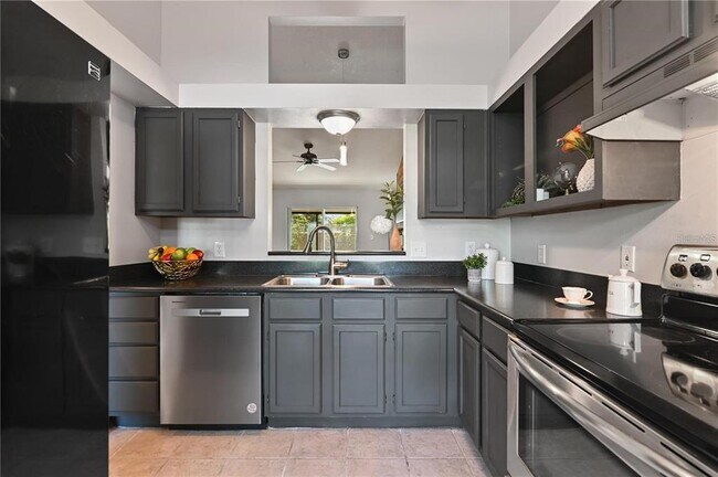Photo - 929 Robinson Ave