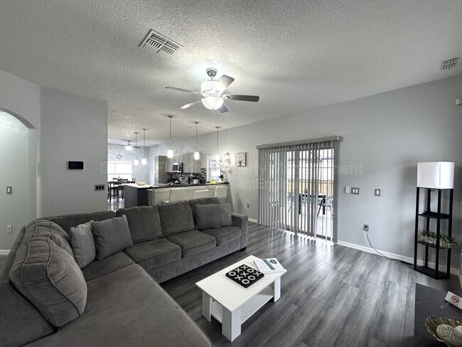 Photo - 736 Kildrummy Dr