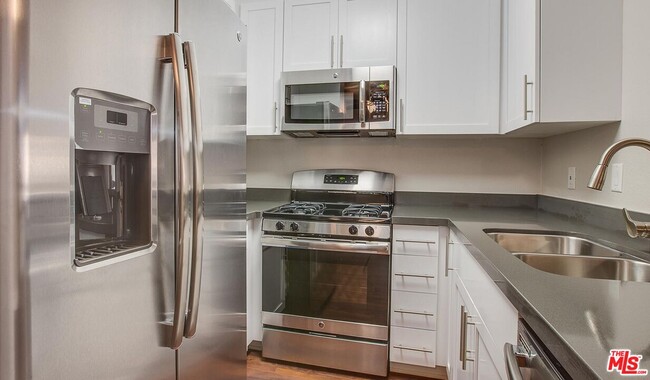 Building Photo - 5736 Las Virgenes Rd Unit 01-145