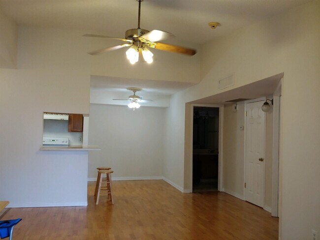 Building Photo - 10555 Turtlewood Ct Unit 1511