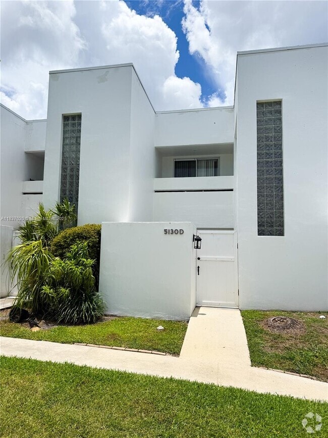 Building Photo - 5130 Elmhurst Rd Unit D Rental