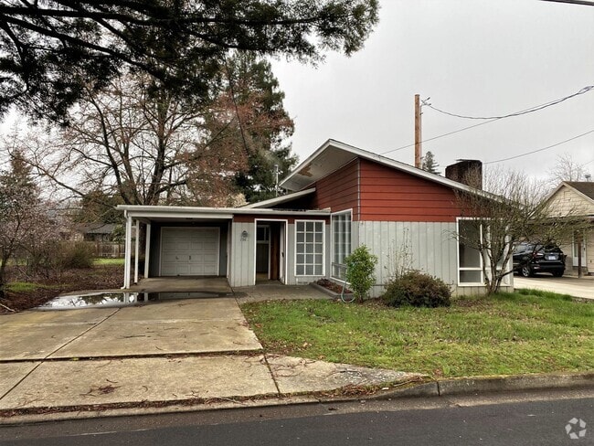 Building Photo - ~3 Bedroom Hucrest Home~
