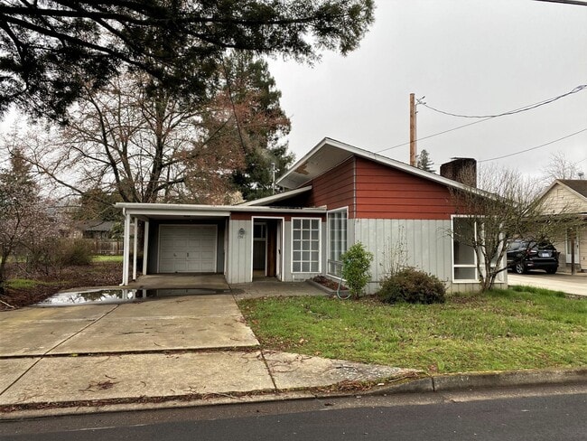~3 Bedroom Hucrest Home~ - ~3 Bedroom Hucrest Home~