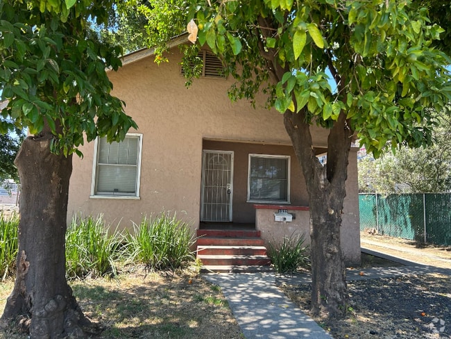 Building Photo - 1032 W 2nd St Rental
